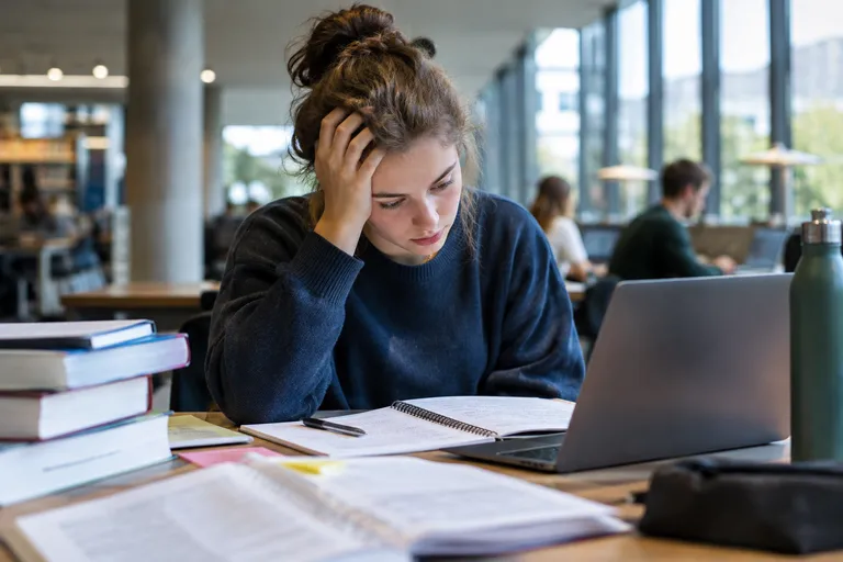 Het eerste studiejaar: waar studenten op vastlopen Het eerste studiejaar: waar studenten op vastlopen